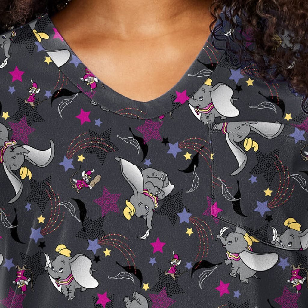 Estampado mujer dumbo surca el cielo nocturno con este estampado de ensueño y estrellas que transmite calma y confort. Tela ligera con elasticidad.