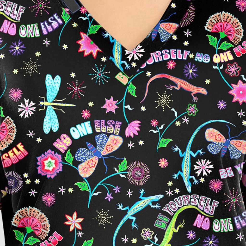 Estampado dama libélula en popelina suave y elástica, esta blusa es cómoda, flexible y está diseñada para que tu personalidad brille durante todo el turno.