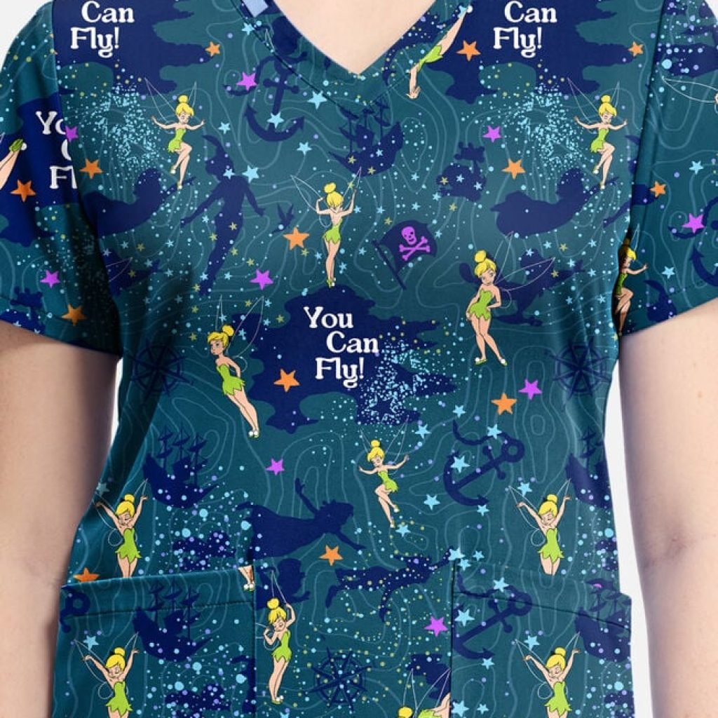 Estampado dama campanita Con un acabado en tela ligera con elasticidad en 4 direcciones, esta blusa está diseñada para la comodidad diaria con un toque de la magia de Disney.