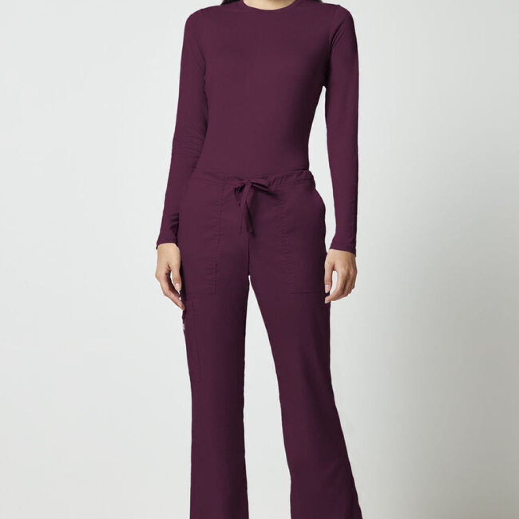 Pantalón dama vino con piernas acanpadas.
