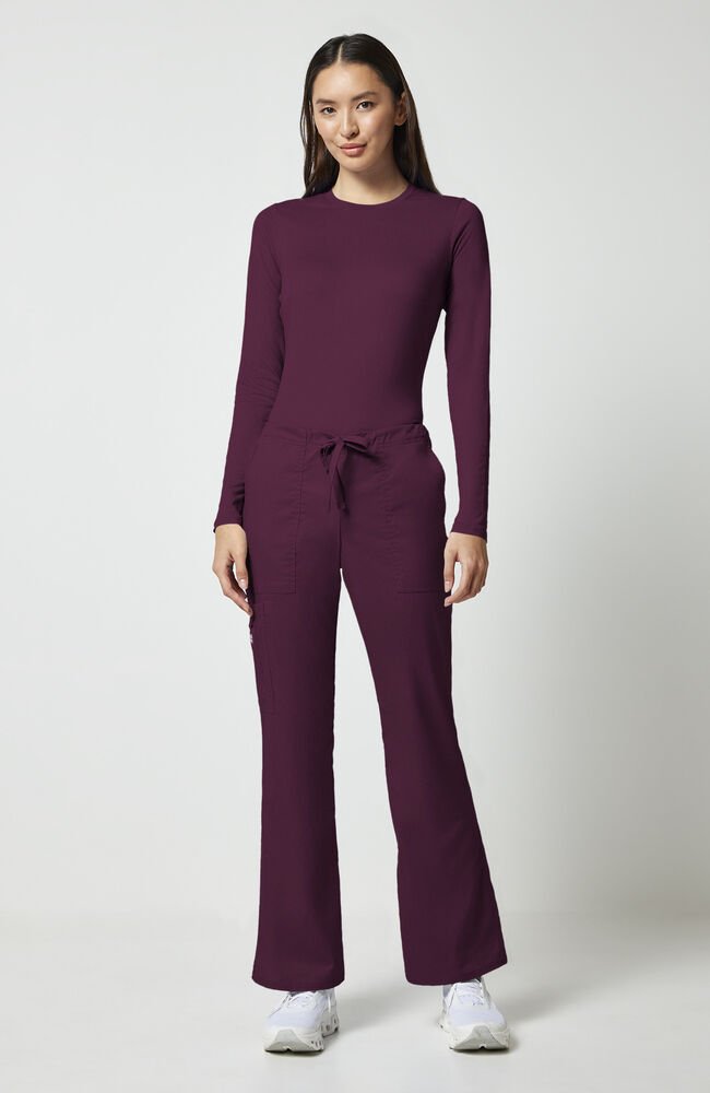 Pantalón dama vino con piernas acanpadas.