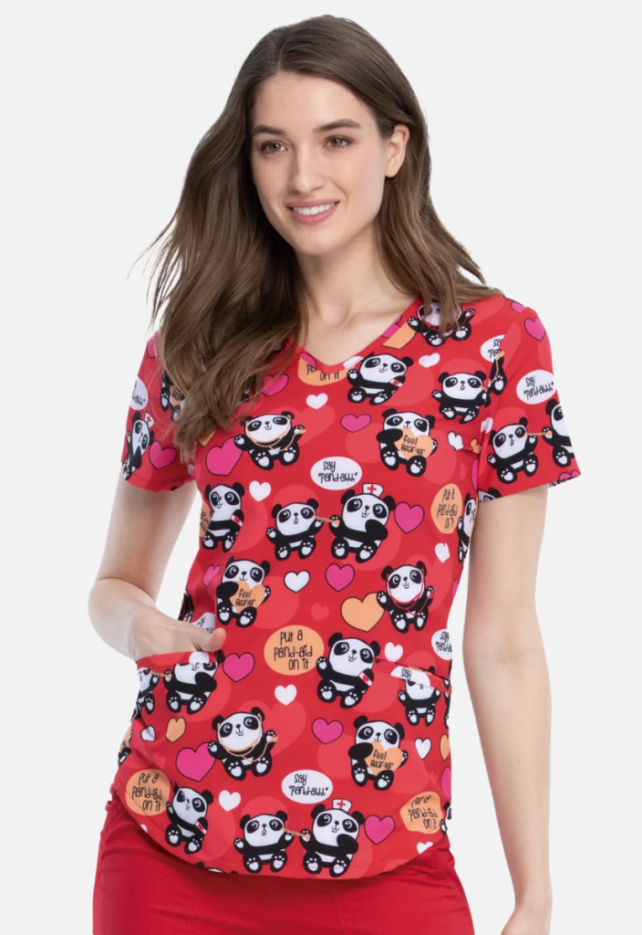 Estampado dama panda, cuello en V colección Cherokee Prints. Tiene dos bolsillos frontales y aberturas laterales para mayor comodidad.