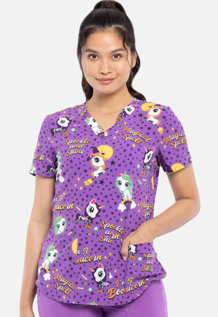 Estampado dama unicornio cuello en V colección Cherokee Prints. Tiene dos bolsillos frontales y aberturas laterales para mayor comodidad.