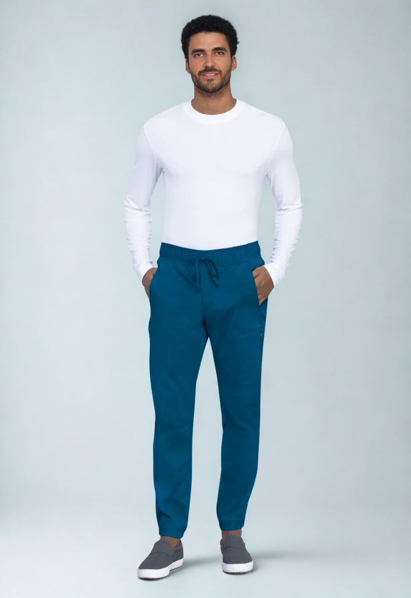 Pantalón petróleo unisex estilo jogger con cinta ajustable Cherokee. Tiene elástico en la cintura, bota estrecha, dos bolsillos tipo ojal, un bolsillo cargo y dos bolsillos traseros.